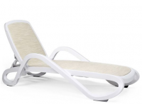 Шезлонг ALFA стопирующийся с подлокотниками, белый каркас,  обычная цветная ткань (biege) Шезлонг ALFA стопирующийся с подлокотниками, белый каркас,  обычная цветная ткань (biege)