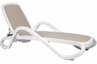 Шезлонг ALFA cтопирующийся с подлокотниками, белый каркас,  обычная цветная ткань (tortora) Шезлонг ALFA cтопирующийся с подлокотниками, белый каркас,  обычная цветная ткань (tortora)