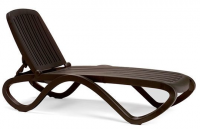 Шезлонг Tropico cтопирующийся c подлокотниками, цветной каркас (caffe) Шезлонг Tropico cтопирующийся c подлокотниками, цветной каркас (caffe)