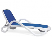 Шезлонг ALFA стопирующийся с подлокотниками, белый каркас,  обычная цветная ткань (blue) Шезлонг ALFA стопирующийся с подлокотниками, белый каркас,  обычная цветная ткань (blue)