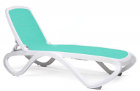 Шезлонг ALFA стопирующийся с подлокотниками, белый каркас,  обычная цветная ткань (sky blue) Шезлонг ALFA стопирующийся с подлокотниками, белый каркас,  обычная цветная ткань (sky blue)